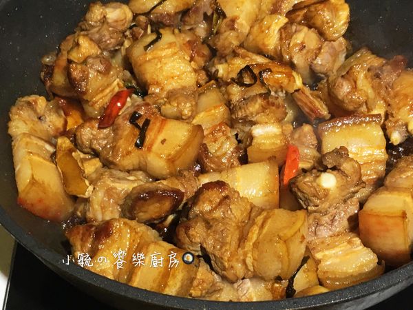 將冰糖放入炒至糖融化，再加入其它調味料拌炒至表面上色。