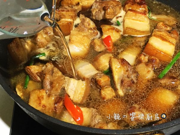 倒入紹興酒及水，中大火煮沸後，轉中小火燉煮約60分鐘。
