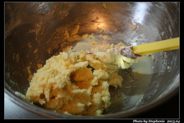 粉類分3次加～用刮刀與盆底用按壓的方式混合成團狀