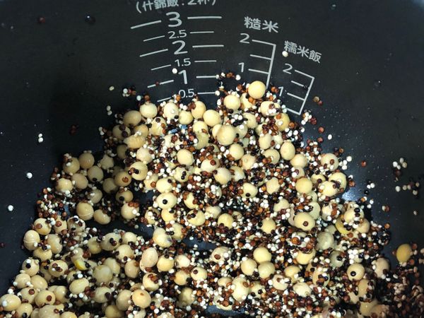 黃豆跟藜麥混合均勻