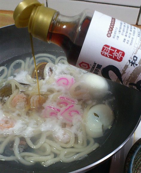 水煮滾，放入所有食材，煮滾後，加入15CC龜甲萬鰹魚和露，熄火