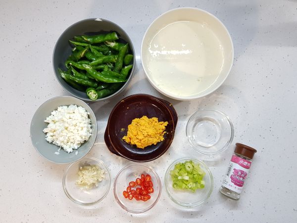 備料：

糯米椒斜切沒，一根糯米椒切一半就好。

鹹蛋，蛋黃和蛋白分開。蛋黃用叉子壓成泥，蛋白切碎。

大蒜切碎，蔥切花，辣椒切圈。

萬用天婦羅酥炸粉漿跳配方法如後面步驟。