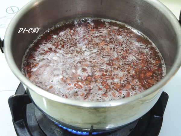 紅豆連同浸泡的水倒入湯鍋內煮到沸騰