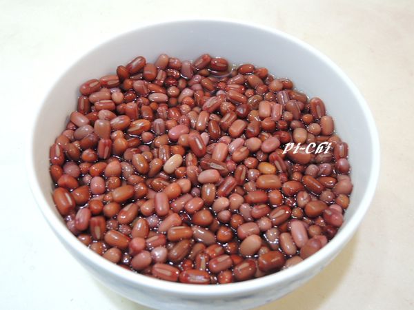 瀝乾的紅豆,再加入200ml的水,蒸煮兩次到熟透,然後再次瀝乾水分