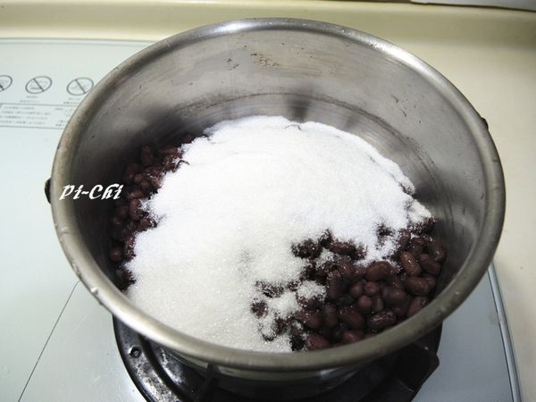 紅豆,糖倒進湯鍋內,中火邊煮邊以筷子攪拌