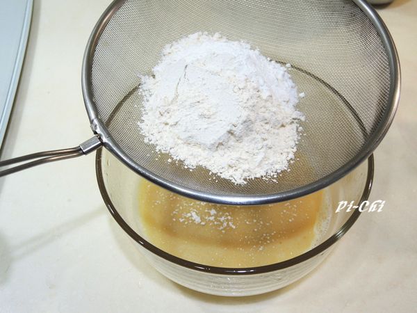 蛋.糖.米酒.牛奶和醬油拌勻,加入篩過的麵粉和泡打粉