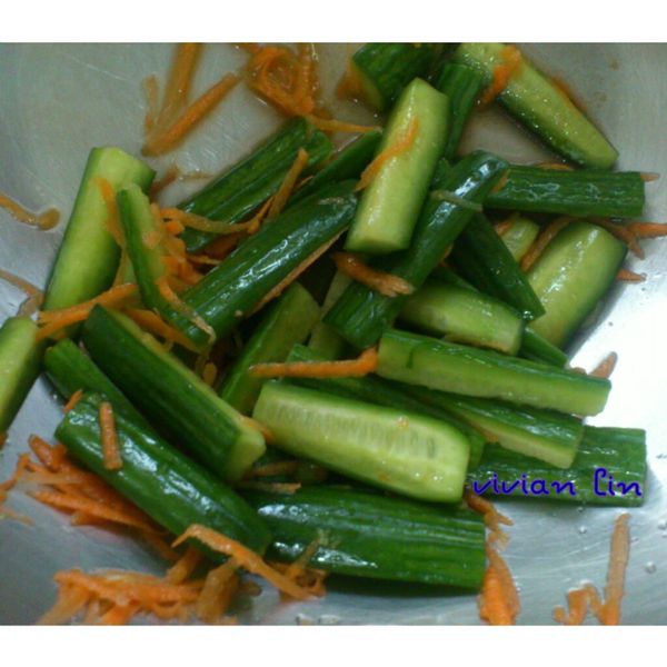 小黃瓜先切段 紅蘿蔔絲 加鹽.糖.香油抓醃10分鐘