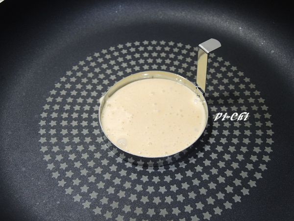 準備平底鍋,舀一大匙麵糊到鍋上,等麵糊表面開始冒泡,輕輕以鍋鏟翻開,檢查上色狀態,依喜歡的顏色深淺調整翻面的時間