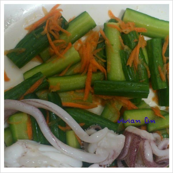 將小黃瓜舖在盤底 .軟絲切片