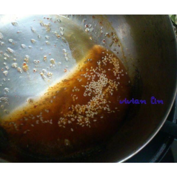 將調味料攪拌均勻 調成醬汁 淋上軟絲