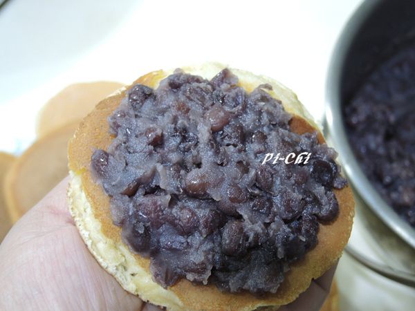 以手掌鼓鼓中空的方式,為銅鑼燒整型包入餡料