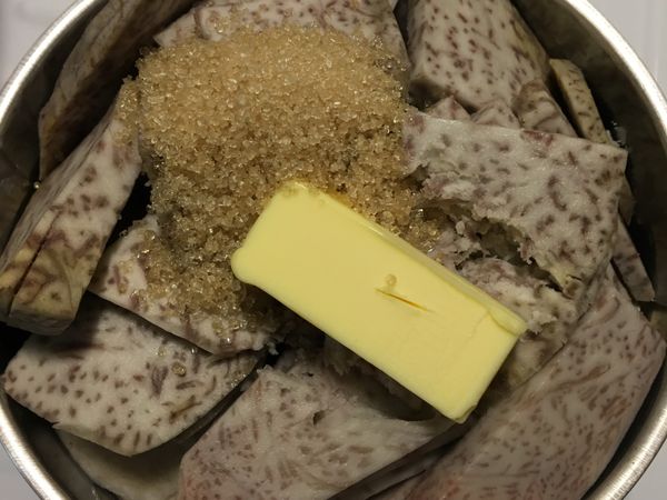 蒸軟的芋頭加入奶油和砂糖拌勻⋯