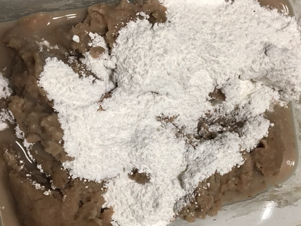 芋泥拌入地瓜粉，地瓜粉的量也可自由加減，粉少口感較軟；粉越多越Q⋯⋯