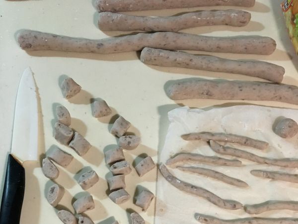 將拌好的芋頭麵糰戳成長條再切成自己喜愛的大小⋯