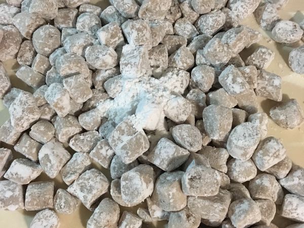 切好的芋圓撒些太白粉防止沾粘⋯⋯