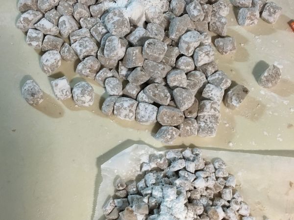 芋圓可大可小，小芋圓煮好後可加鮮奶用珍奶的胖吸管吸；大芋圓煮好後可直接吃或加紅豆湯、八寶粥😋⋯⋯