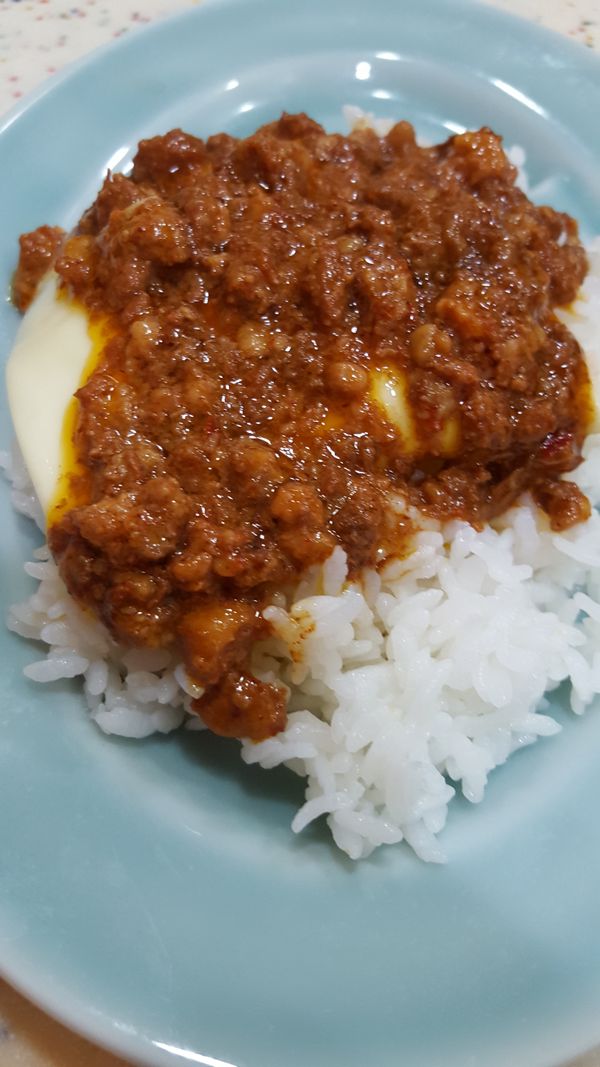 發起司放在熱熱的白飯上， 再把加熱的肉醬淋上去就可以了