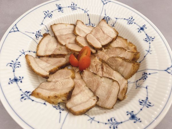 將豬五花切片, 放些香菜. 灑點香油即可美味享用.
