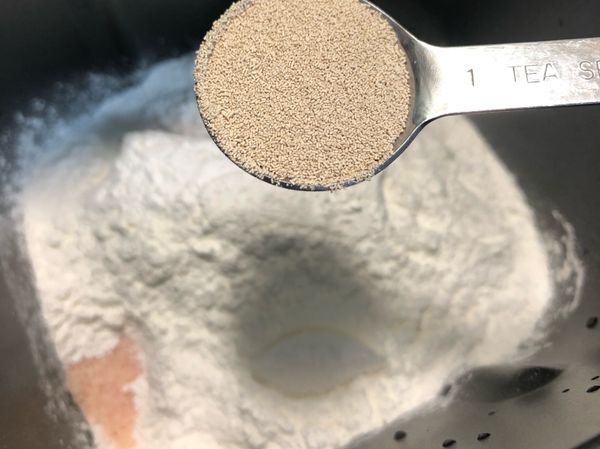 加入酵母和溫牛奶