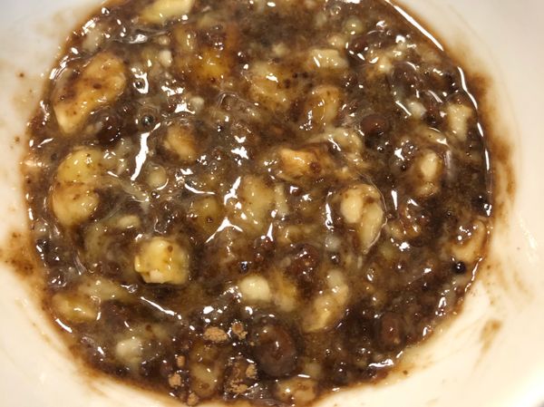 香蕉壓泥和有機黑糖拌勻