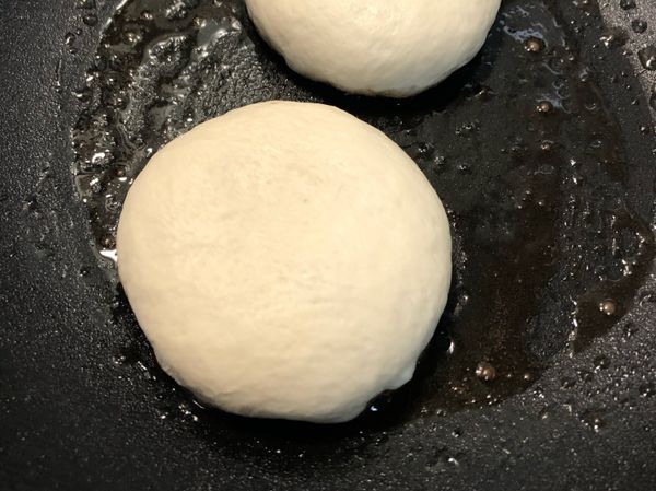 鍋子塗無鹽奶油，收口朝下煎，然後翻面往下壓扁。 煎成金黃色就完成囉！