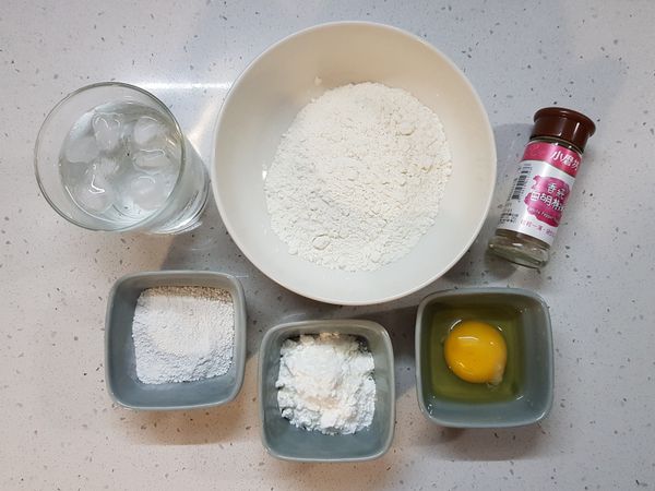 萬用天婦羅酥炸粉漿1：

準備80g中筋麵粉、20g地瓜粉、20g玉米粉或太白粉。

另外，準備中筋麵粉+地瓜粉+玉米粉總重量的超冰水。也就80g+20g+20g=120g的冰水。一定要冰水。

中筋麵粉：地瓜粉：玉米粉的比例是4：1：1，可以視要炸的食材調整重量。

而總粉重=冰水的重量。