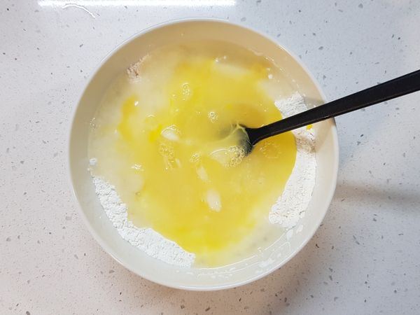 萬用天婦羅酥炸粉漿3：

蛋打散後加入混合粉裡，再慢慢加入冰水攪拌均勻。