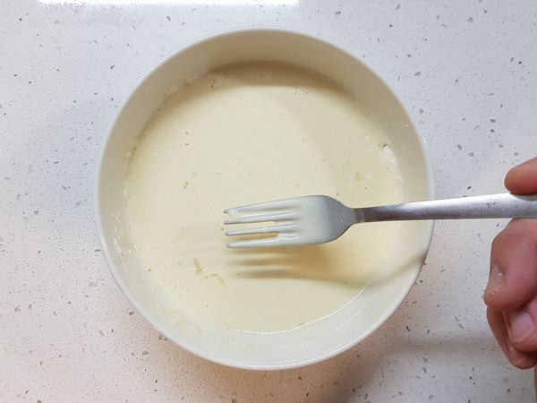 萬用天婦羅酥炸粉漿4：

將粉漿攪完全攪拌均勻，用叉子撈起沒有結塊的程度。