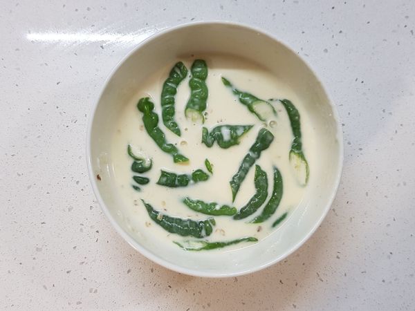 萬用天婦羅酥炸粉漿5：

將切好的糯米椒加入粉漿內拌勻，確認糯米椒有裹上粉漿。