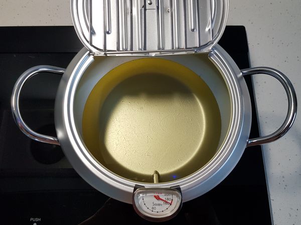 準備油鍋，加熱至油溫到150°C~160°C時，轉中小火維持油溫。

如果沒有溫度計，可以用筷子插入油鍋，看到筷子表面起泡就表示油溫夠熱。