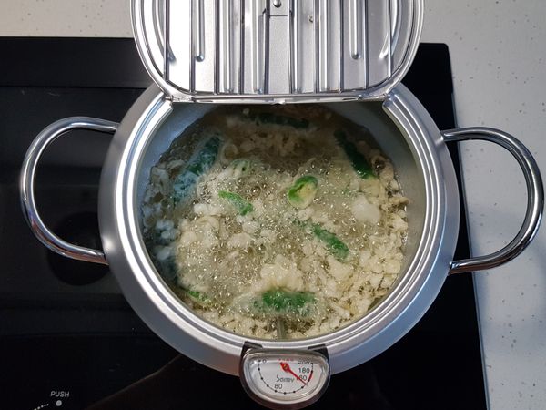 分批加入裹上粉漿的糯米椒，炸1分鐘。

不要一次把全部糯米椒都丟入油鍋，除了會讓粉漿沾黏在一起之外，油溫也會降低。