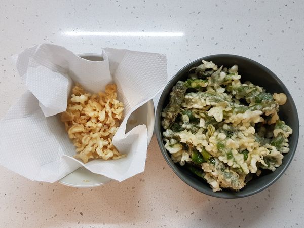 將炸好的糯米椒和麵衣備用。