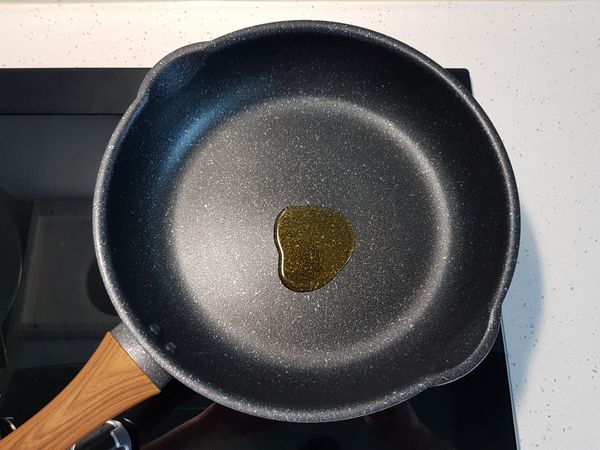 另取一炒鍋，加入油燒熱。