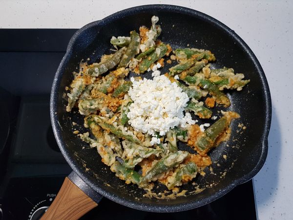 再加入鹹蛋白碎，拌炒均勻。