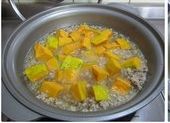 煮開轉小火  上半蓋  燜煮10-12分鐘  
待南瓜熟軟後調入白味噌  一樣小火將湯汁收乾一點