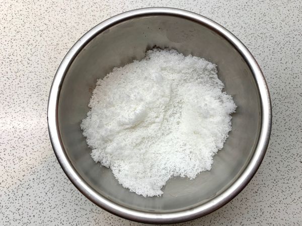 吉利T和糖粉拌勻備用