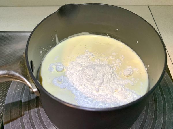將豆漿 鮮奶 鮮奶油 玉米粉放爐上煮