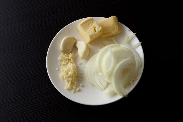 洋蔥切絲、大蒜切末、秀珍菇剝小塊