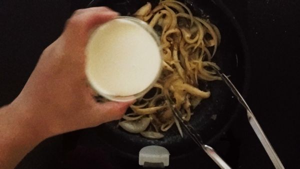 平底鍋下洋蔥炒軟後放秀珍菇拌炒，稍微拌炒後放入切好大蒜跟無鹽奶油拌炒，隨後加入黑胡椒、鹽、鮮奶油煮沸後備用