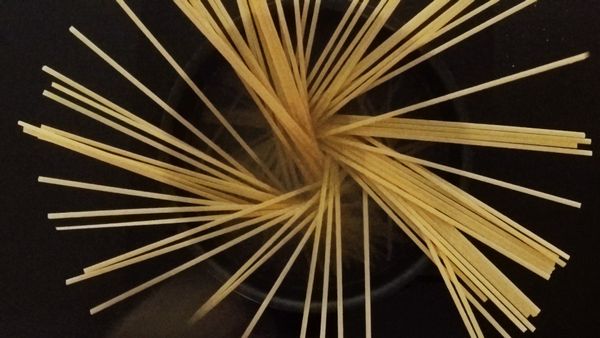 深鍋加水煮沸下義大利長型扁麵加鹽煮至8分熟