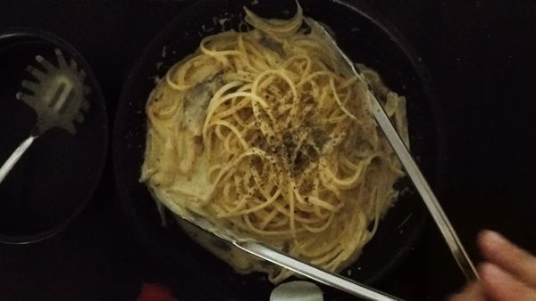 將醬料加入些許煮麵水、起司拌勻，後將義大利長型扁麵撈入黑胡椒、羅勒葉拌勻