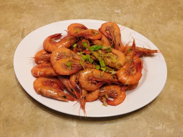 1.薑爆香
2.蒜頭辣椒蔥下去
3.蝦子翻炒
4.最後加入蔥尾