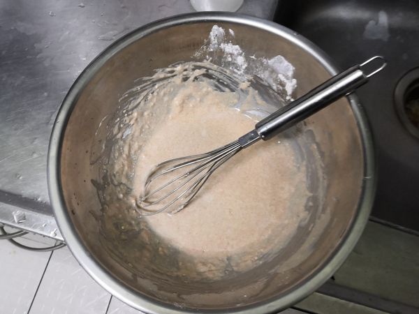 一杯麵粉+鹽兌1杯水，剩下1/2在杯水在慢慢調稀稠，調到有點厚度，但舉起攪拌棒可以滴落程度，靜置30分鐘鬆弛