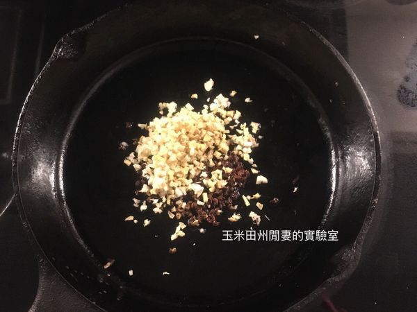 將蒜末，薑末和花椒炒出香味