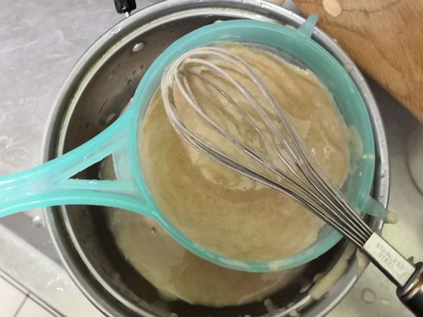 蔬菜在悶同時，將麵糊過塞，確保餅皮不會有乾粉粒