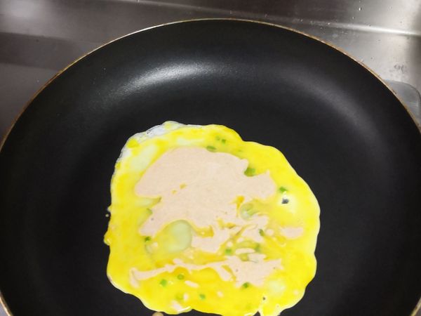 一張餅皮一顆蛋，蛋打散依自己口味加蔥花、黑胡椒粒。
找一個平底鍋，比較好攤餅，熱鍋熱油，用廚房紙巾擦掉過多油，有熱油地方成品會太厚，接下來兩種方法：
一種先下蛋液鍋子拿起來轉一圈，再下麵糊轉一圈。
一種下蛋液和麵糊一起下轉一圈。