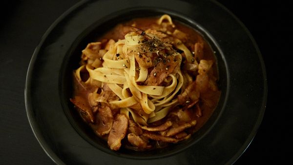 撤上些許羅勒在一起攪拌後即可成盤