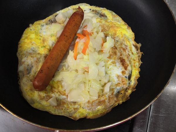 組裝，放上起司片、蔬菜料、德國香腸，可以在依個人口味放入喜歡醬料、香料
建議：如果手腳不快建議將火轉小,不然容易焦