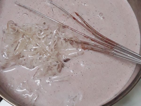 把吉利丁片擠乾，放入可可糊中