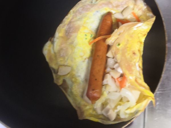 成盤：將餅皮右側捲起，將蛋餅移來右側，右手用鍋鏟抵住捲起右側，左手拿著鍋子往右翻
如果這步驟不會，有可以將餅皮煎好再移來盤子組裝